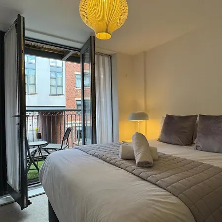 Apartment Luxury 2 Bedroom - Balcony - Parking - Netflix 97m Birmingham