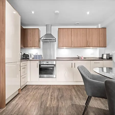 Apartment Luxury 2 Bedroom - Balcony - Parking - Netflix 97m Birmingham