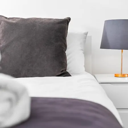 Luxury 2 Bedroom - Balcony - Parking - Netflix 97m Apartment *