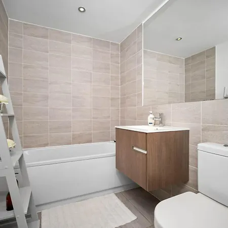 Apartment Luxury 2 Bedroom - Balcony - Parking - Netflix 97m Birmingham