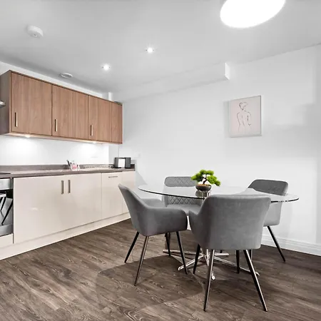 Luxury 2 Bedroom - Balcony - Parking - Netflix 97m Apartment *